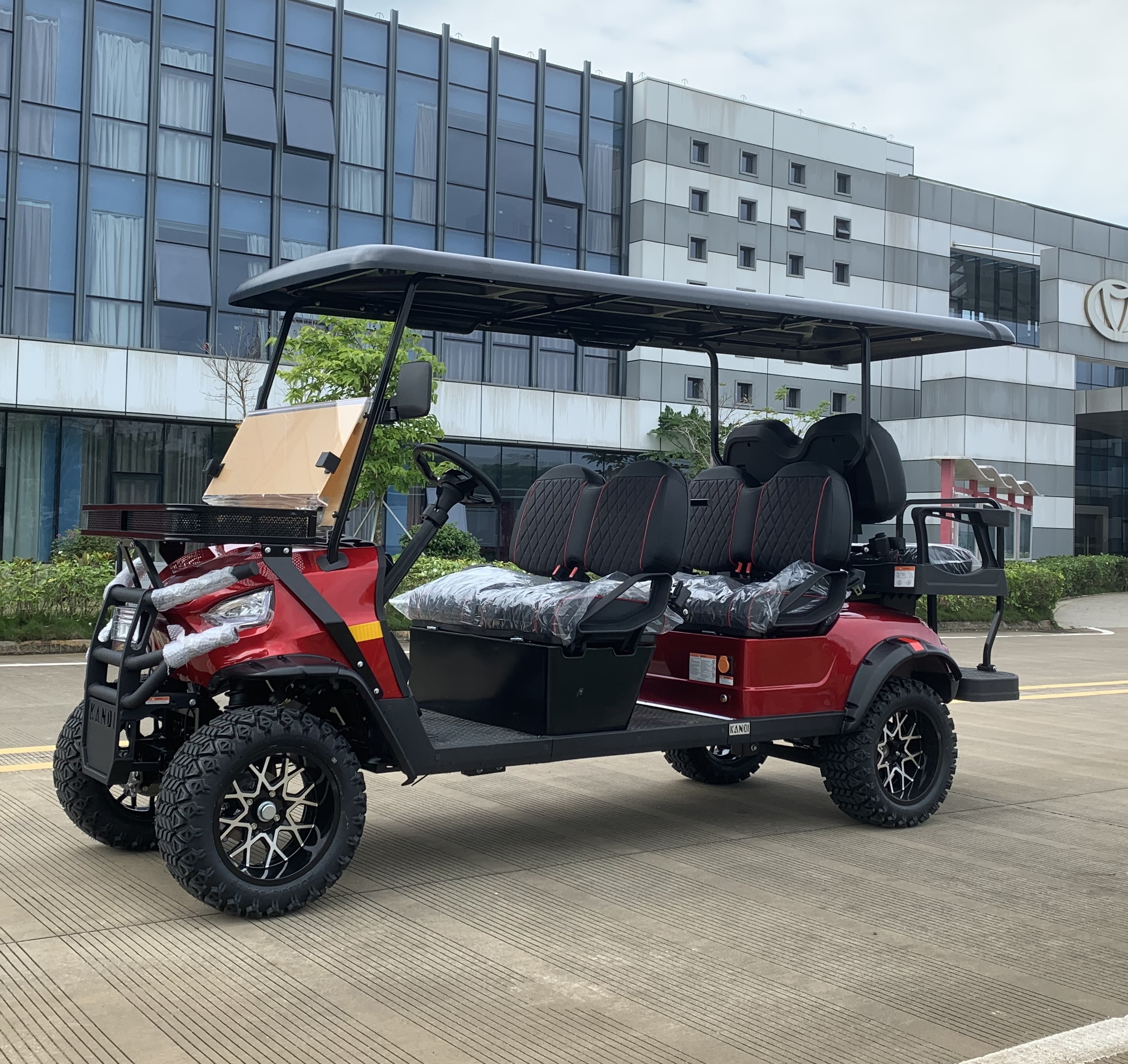 Multi-passenger electric golf cart in the Kuke range