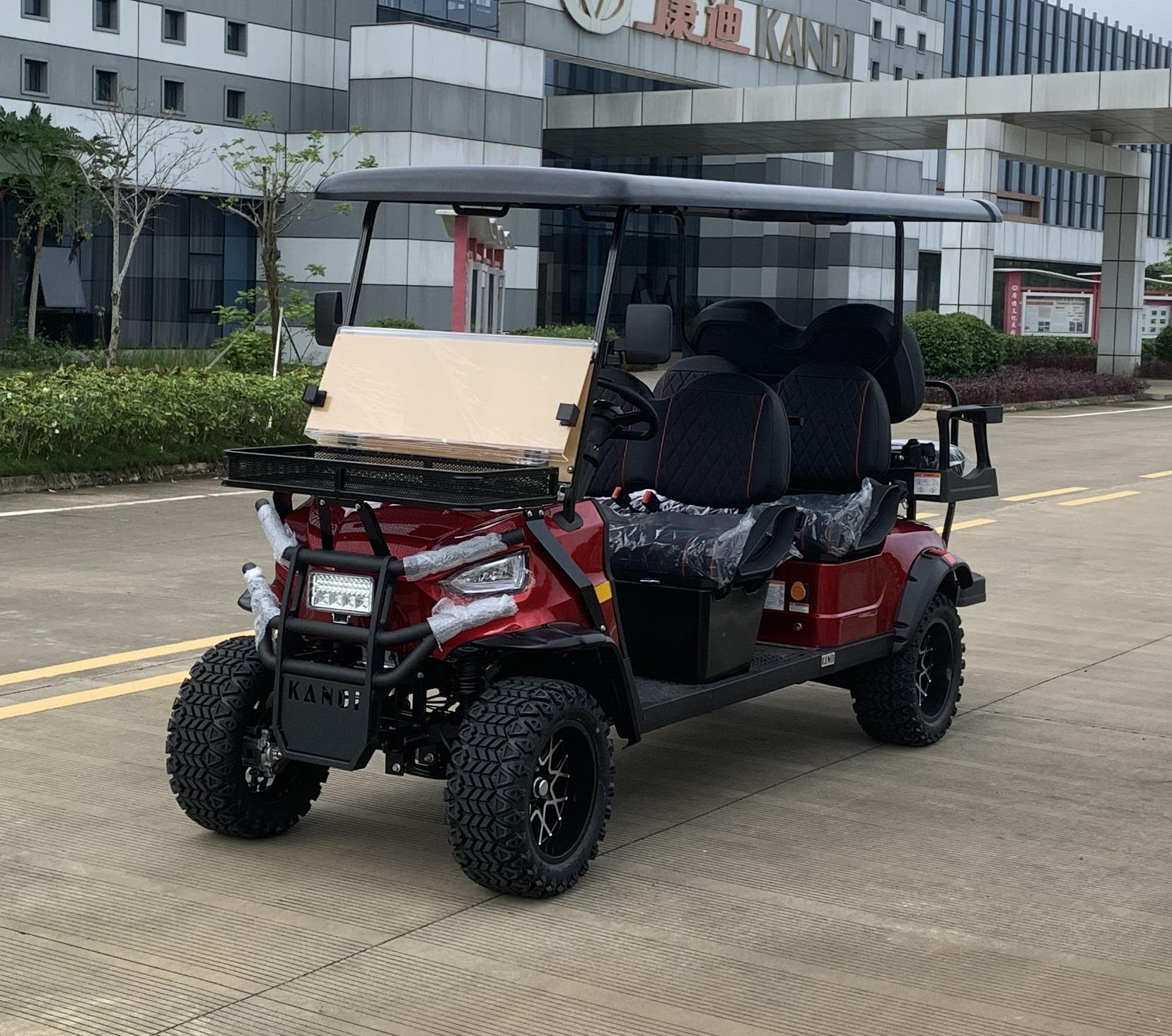 Two-seat class electric golf cart in the Kuke range